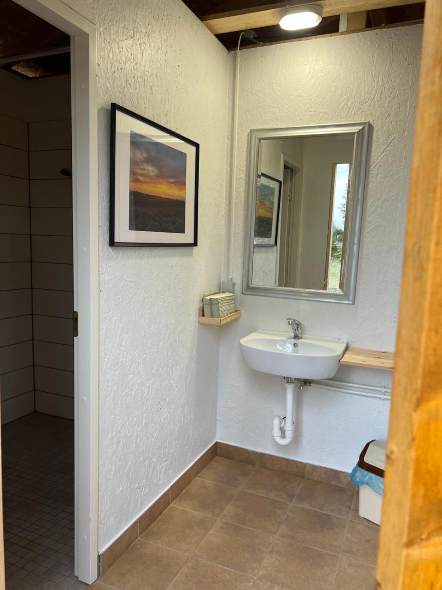 Marika Puhkekuela - Metsanurga Oeoemaja "Shared Bathroom" Nova Exteriér fotografie